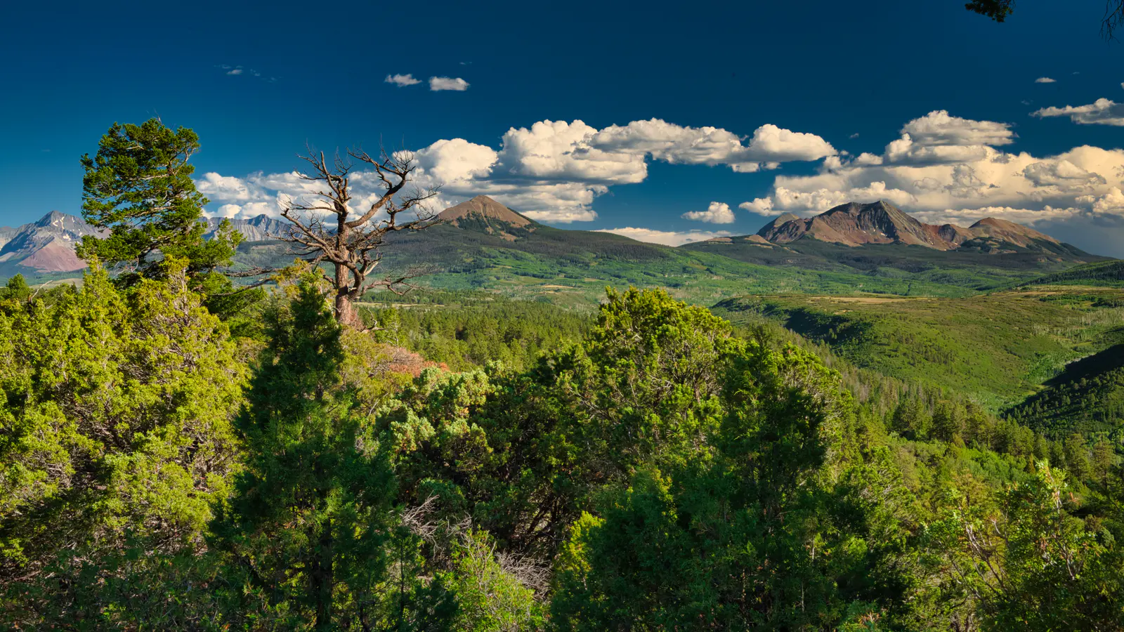 A wide mountain landscape photographed by the FujiMuse maker